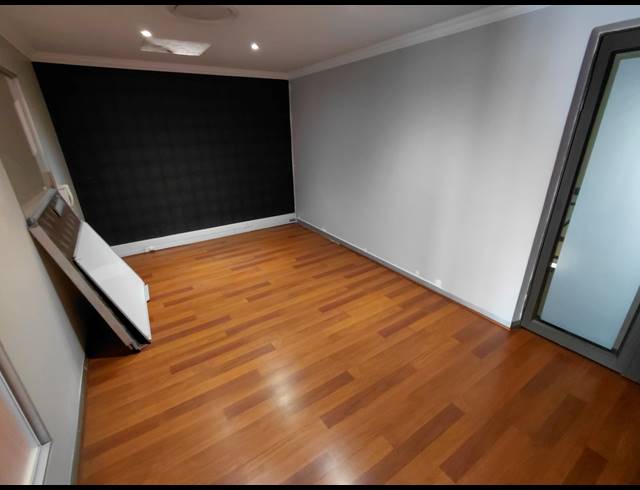 103M² OFFICE TO LET IN FOURWAYS